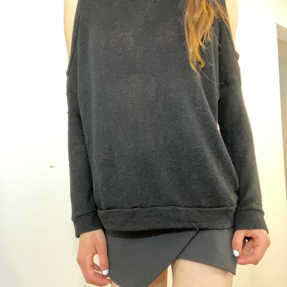 Shoulder Cut-Out Top - Picture 6 of 9